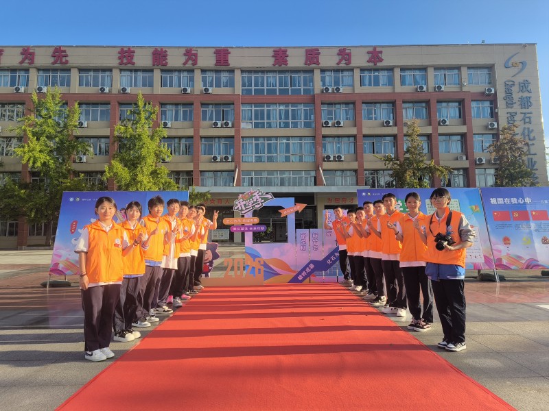 【精粹·成器】薪火相传│志愿服务显担当 温情迎接2026级新学子